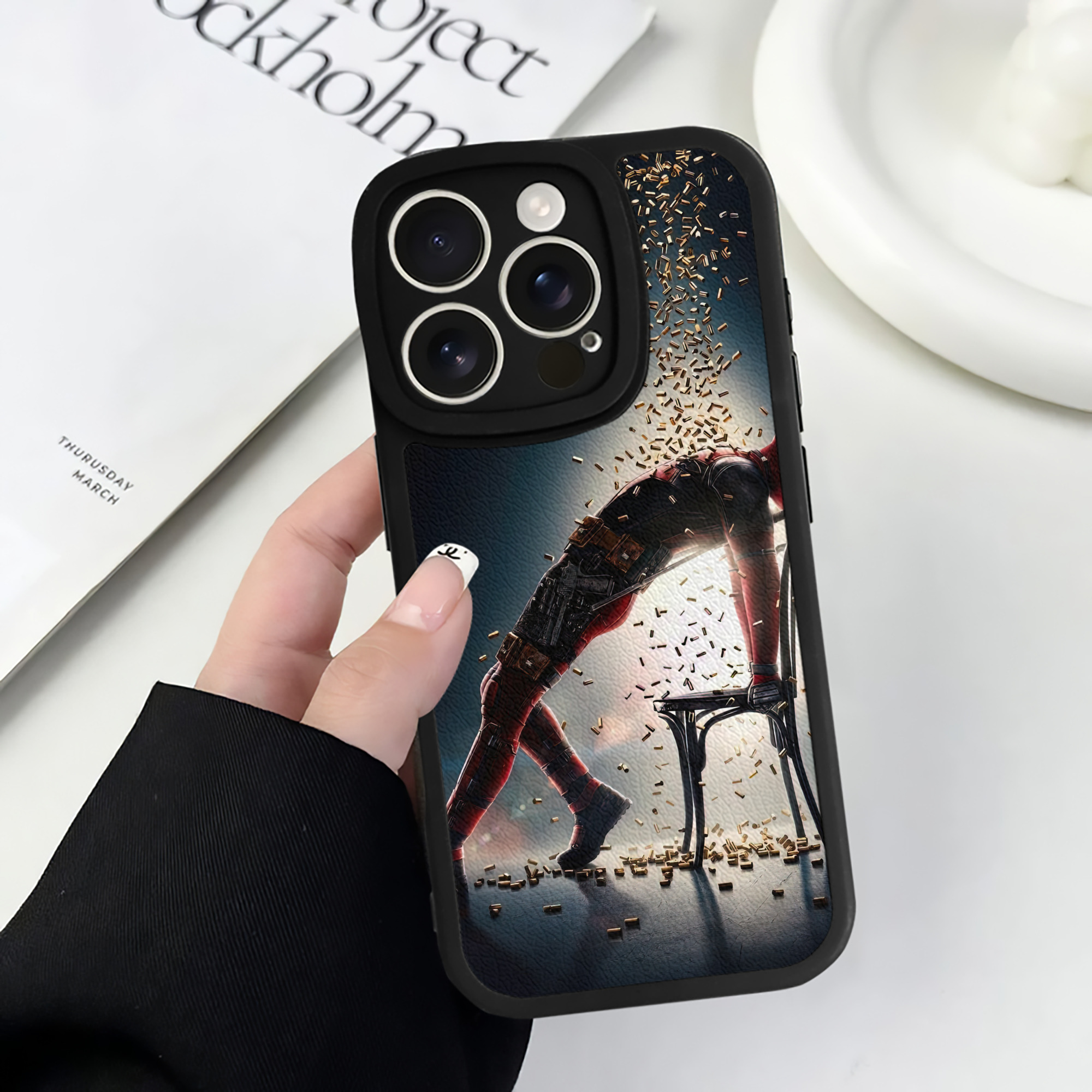 （画像用） Deadpool デッドプール 【iPhone 16シリーズ対応】シリコンスマホケース（レザー調） 材質：シリコン